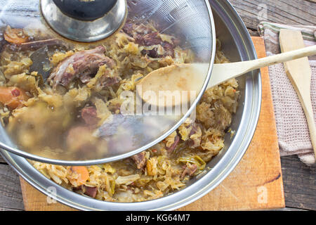 Crauti con carne di maiale affumicato carne in pentola sul tavolo Foto Stock