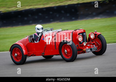 1934 Aston Martin Ulster con il pilota Holly Mason-Franchitti durante la gara del Brooklands Trophy al Goodwood Revival Meeting 2017, Sussex, Regno Unito. Foto Stock