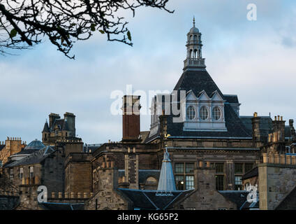 Tetto ornato e guglia della Biblioteca Centrale visto dal cimitero di Greyfriar, finanziato da Andrew Carnegie, Edimburgo, Scozia, Regno Unito Foto Stock