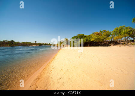 Spiaggia di sabbia bianca a Novo river, Jalapão National Park, Tocantins station wagon, una delle zona più selvaggia in Brasile Foto Stock