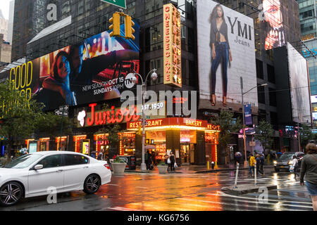 Junior's Restaurant a Times Square in un giorno di pioggia, New York, Stati Uniti Foto Stock