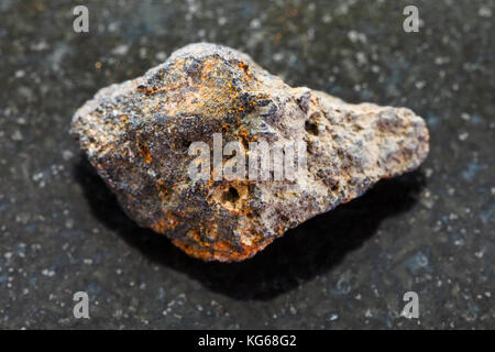 Le riprese in modalità macro di minerale naturale campione di roccia - materie psilomelane (minerale di manganese) pietra in granito scuro dello sfondo Foto Stock