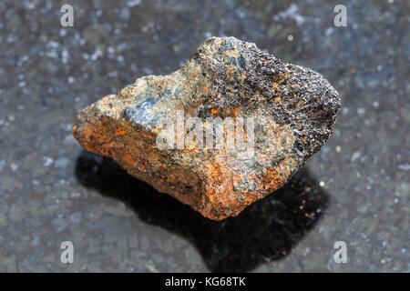 Le riprese in modalità macro di minerale naturale campione di roccia - psilomelane ruvida (minerale di manganese) pietra in granito scuro dello sfondo Foto Stock