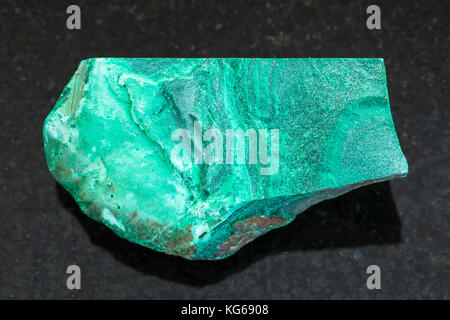 Le riprese in modalità macro di minerale naturale campione di roccia - materie verde malachite pietra su granito scuro sfondo dal Katanga mezzaluna di rame, catanga nella Repubblica democratica del Congo Foto Stock