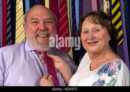 Frank Theak & Roskilly tie company, con i proprietari, John e Carol Mott. Foto Stock