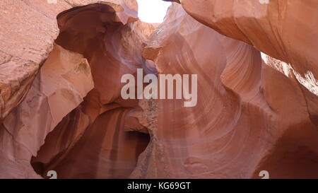 Antelope Canyon nella pagina (Arizona, USA). Nella foto è possibile contemplare come l'acqua ha creato le onde attraverso il canyon con l aiuto della sabbia. Foto Stock