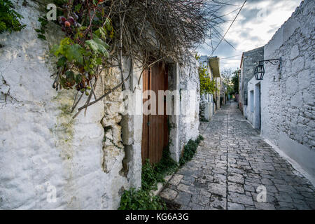 Case tradizionali e antichi edifici presso il villaggio di archanes, Heraklion, Creta, Grecia. Foto Stock