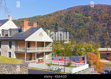 Edificio storico circondato dal paesaggio autunnale in harpers Ferry, West Virginia, USA. città è una parte del National Historic Park popolare per la Scenic fiumi Foto Stock