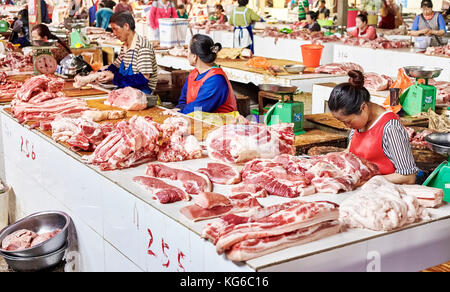 Lijiang, Yunnan, Cina - 27 Settembre 2017: Carni fresche al mercato locale. La Cina consuma circa il 28% di tutto il mondo di carne, metà si tratta di carne di maiale. Foto Stock