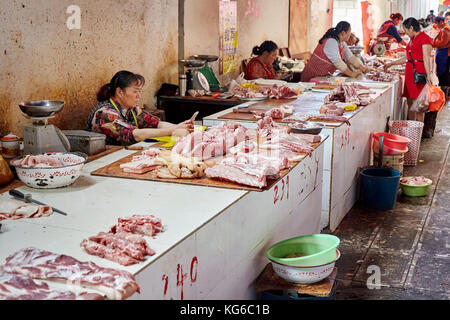 Lijiang, Yunnan, Cina - 27 Settembre 2017: le donne a vendere carni fresche al mercato locale. Foto Stock