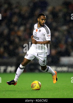 Dennis Odoi di Fulham durante la partita del campionato Sky Bet a Molineux, Wolverhampton. PREMERE ASSOCIAZIONE foto. Data immagine: Venerdì 3 novembre 2017. Guarda la storia di PA Lupi DI CALCIO. Il credito fotografico dovrebbe essere: Mike Egerton/PA Wire. RESTRIZIONI: SOLO USO EDITORIALE non utilizzare con audio, video, dati, elenchi di apparecchi, logo di club/campionato o servizi "live" non autorizzati. L'uso in-match online è limitato a 75 immagini, senza emulazione video. Nessun utilizzo nelle scommesse, nei giochi o nelle pubblicazioni di singoli club/campionati/giocatori Foto Stock