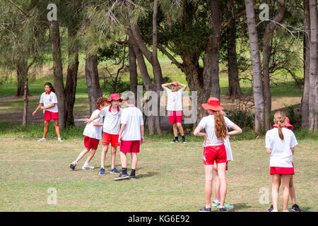 Scuole australiane bambini che giocano a sport a scuola ragazzi e ragazze che indossano l'uniforme sportiva scolastica, Sydney, Australia Foto Stock