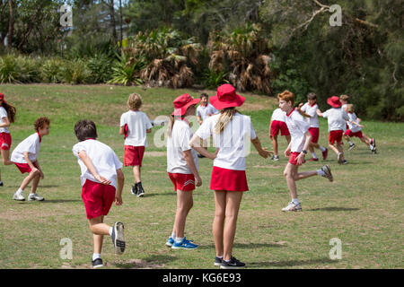 Scuole australiane ragazzi e ragazze bambini che giocano sport a scuola, Sydney, Australia Foto Stock