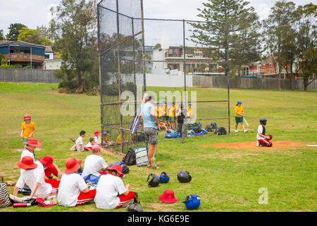 Scuola australiana ragazze squadra softball sport partita a Sydney, Australia Foto Stock