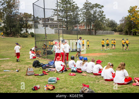 Scuola australiana ragazze squadra softball sport partita a Sydney, Australia Foto Stock