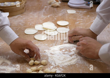 Il movimento di persone sono di impastare la pasta e la sagomatura con le loro mani per fare degli gnocchi a Taipei Taiwan Foto Stock