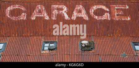 Vecchio arrugginito corragated garage tetto dello stagno in Wanlockhead, Scotlands villaggio più alto. Dumfries and Galloway, Scottish Borders, Scozia Foto Stock