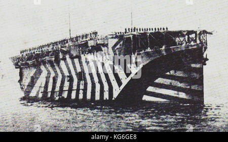 1919 - HMS ARGUS un aereo nave (portaerei) sotto dazzle camouflage subito dopo la Prima Guerra Mondiale fu convertito da un ocean liner passeggero per il fatto di essere dotato di una lunghezza completa ponte di volo.L'arresto. Servita come una nave di formazione dopo la seconda guerra mondiale. Demolito 1947 Foto Stock