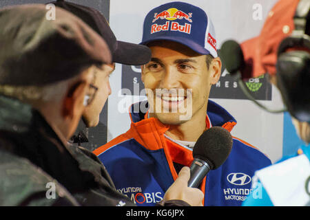 #16 Dani Sordo (esp) della Hyundai motorsport parla ai media prima del rally gb round del 2017 FIA World Rally Championship. © hugh peterswald/alamy Foto Stock