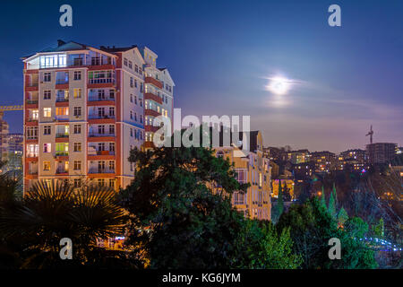 Vista di edifici di appartamenti e gli alberi sullo sfondo del cielo chiaro a fool moon, Sochi, Russia Foto Stock