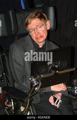 Il professor Stephen Hawking scienziato ,pacificamente muore nella sua casa di Cambridge 13 marzo 2018 England Regno Unito. . Immagine di archivio di Londra, 2004, UK, Inghilterra Foto Stock