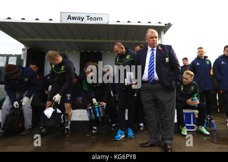 Mansfield town manager steve evans durante la emirates fa cup, primo round in abbinamento a sheerian park, barnsley. Foto Stock