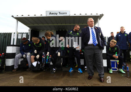 Il manager di Mansfield Town Steve Evans durante la Coppa Emirates fa, prima partita allo Sheerian Park di Barnsley. Foto Stock