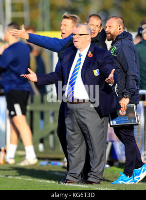 Mansfield town manager steve evans sul perimetro durante la emirates fa cup, primo round in abbinamento a sheerian park, barnsley. Foto Stock