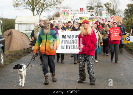 Una marcia Anti Fracking dal villaggio di Kirby Misperton al vicino sito di fracking nello Yorkshire. Foto Stock