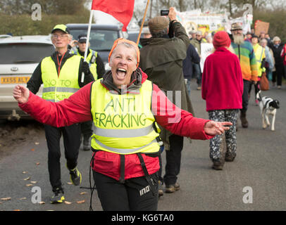 Una marcia Anti Fracking dal villaggio di Kirby Misperton al vicino sito di fracking nello Yorkshire. Foto Stock