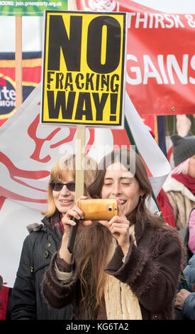 Una marcia Anti Fracking dal villaggio di Kirby Misperton al vicino sito di fracking nello Yorkshire. Foto Stock