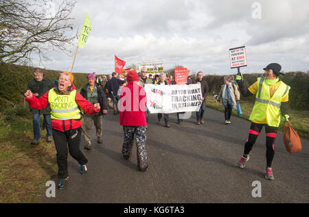 Una marcia Anti Fracking dal villaggio di Kirby Misperton al vicino sito di fracking nello Yorkshire. Foto Stock