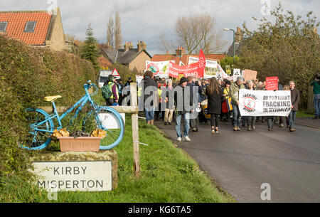 Una marcia Anti Fracking dal villaggio di Kirby Misperton al vicino sito di fracking nello Yorkshire. Foto Stock