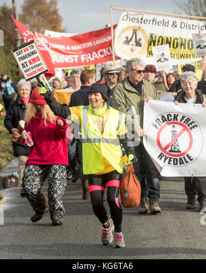 Una marcia Anti Fracking dal villaggio di Kirby Misperton al vicino sito di fracking nello Yorkshire. Foto Stock