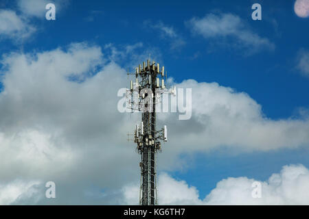 Montante di telecomunicazione antenne tv della tecnologia wireless con cielo blu al mattino Foto Stock