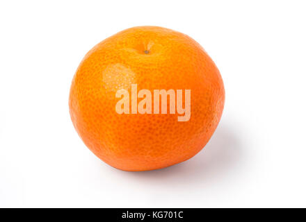 Mature mandarino isolato di agrumi mandarino mandarine arancione su sfondo bianco. Foto Stock