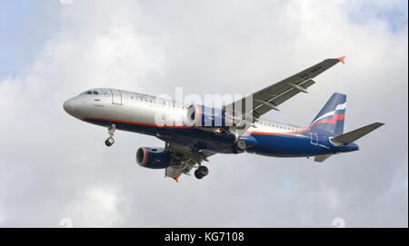 Aeroflot Russian Airlines Airbus A320 VQ-beh sull approccio finale all aeroporto di Heathrow LHR Foto Stock