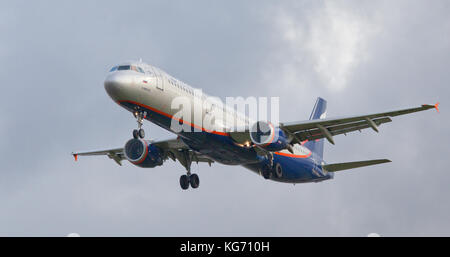 Aeroflot Russian Airlines Airbus A321 VQ-letto sull approccio finale all aeroporto di Heathrow LHR Foto Stock