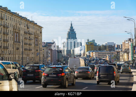 Mosca, Russia - Novembre 2. 2017. Il traffico in malaya sukharevskaya area di anello di giardino Foto Stock