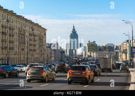 Mosca, Russia - Novembre 2. 2017. Il traffico in malaya sukharevskaya area di anello di giardino Foto Stock