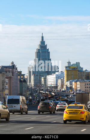 Mosca, Russia - Novembre 2. 2017. Il traffico in malaya sukharevskaya area di anello di giardino Foto Stock