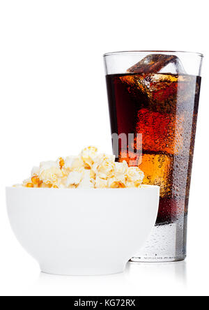 Il popcorn salato snack dolce in bianco ciotola con cola bevanda soda su sfondo bianco Foto Stock