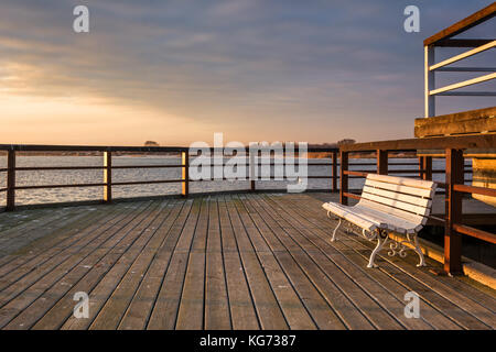 Il molo di legno in jastarnia villaggio sulla Penisola di hel al tramonto del tempo. La Polonia. Foto Stock