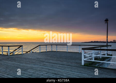 Il molo di legno in jastarnia villaggio sulla Penisola di hel al tramonto del tempo. La Polonia. Foto Stock