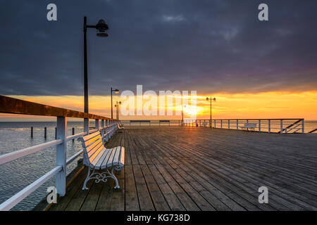 Il molo di legno in jastarnia villaggio sulla Penisola di hel al tramonto del tempo. La Polonia. Foto Stock