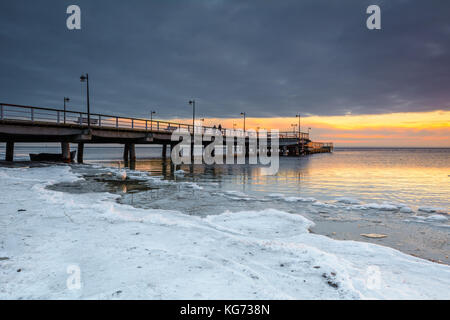 Il molo di legno in jastarnia villaggio sulla Penisola di hel al tramonto del tempo. La Polonia. Foto Stock