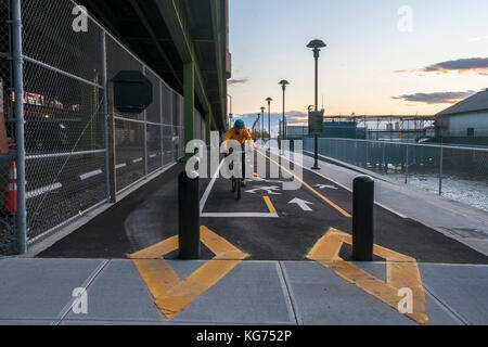 New york, ny, Stati Uniti d'America 21 ottobre 2008 - ciclista sul fiume Hudson River Greenway approcci bitte di sicurezza a hudson piers park Foto Stock