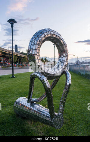 New york, ny 21 ottobre 2009 - voce iv, una serie di quattro sculture dell'artista nari ward in Harlem piers park, il westside waterfront greenway Foto Stock