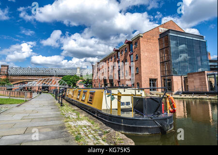 Chiatta ormeggiata su Bridgewater Canal nel centro di Manchester, Regno Unito Foto Stock