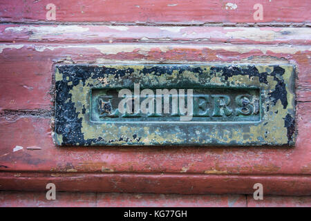 Weathered letterbox a 4 Princelet Street, Spitalfields, LONDRA, E1, Regno Unito Foto Stock